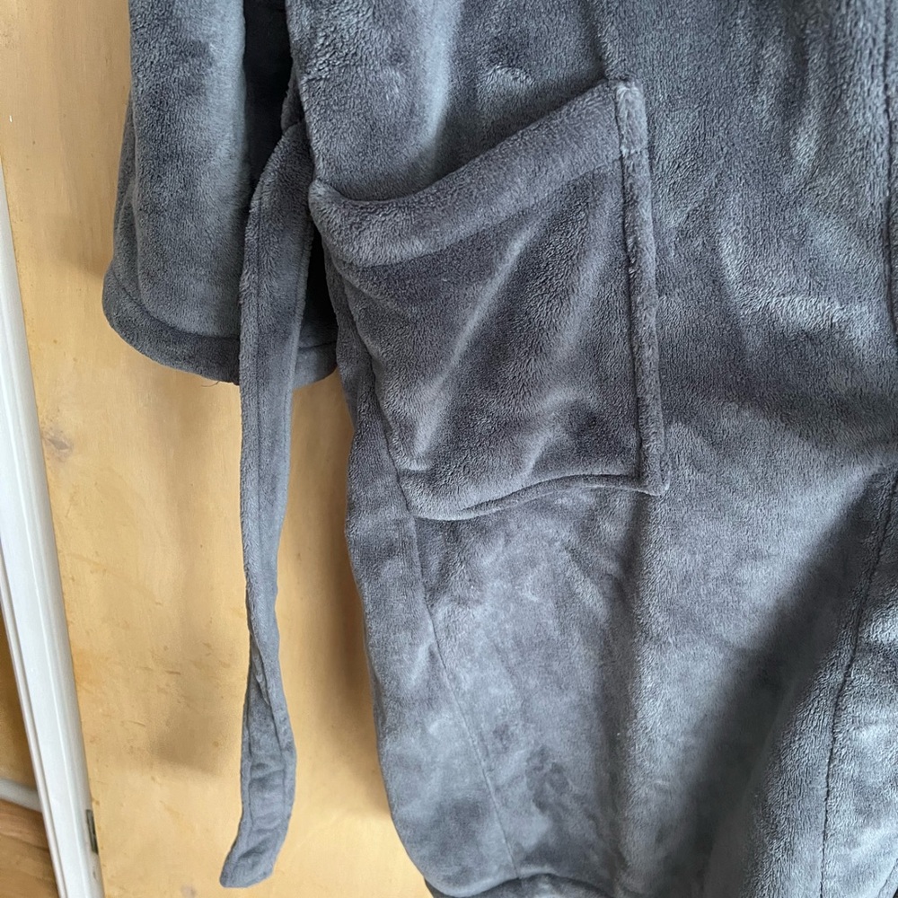 Gray Men's Plush Robe - Picture 4 of 6